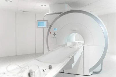 Αξονική τομογραφία: τι να περιμένεις και πότε τη χρειάζεσαι